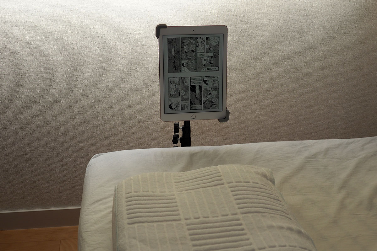 ベッドサイドに設置した様子。寝ながら画面を見ることができます。寝た状態で画面を横位置・縦位置に変えることができ、なかなか快適♪