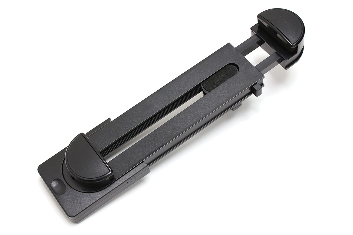 見つけたのはMyArmorの「タブレット ホルダー クリップ」というホルダー（Amazon固定リンク　http://amzn.asia/aDH2tBd）。1130円でしたが、先ほどチェックしたら999円になっていました。樹脂製のホルダーで、背面と下部に三脚ネジ穴があり、一般的な撮影用三脚に固定して使えます。