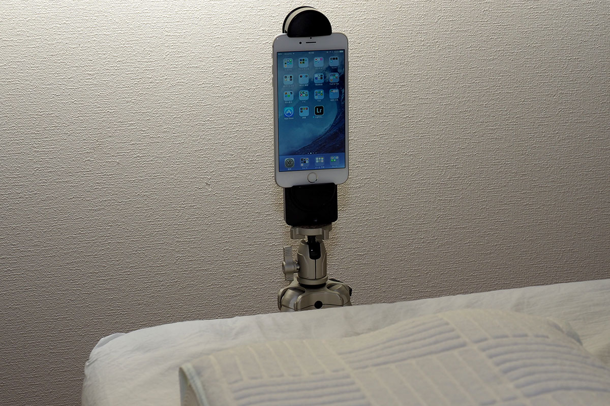 挟む部分は6～27cmまで調節できます。なので、スマートフォンもホールド可能。スマートフォンホルダーとしてはやや大げさですが、その分、安定感は抜群です。