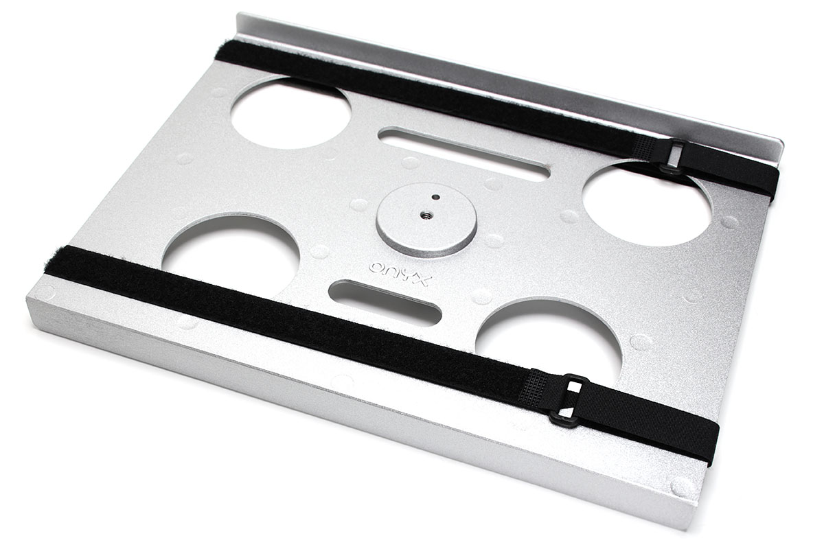 サンコーの「カメラ三脚用ノートPCデスク CLHCMAL2」。左が表面、右が裏面。アルミ製のテーブル部品で、三脚ネジ穴により三脚の上にセットできます。黒いものはノートPCを固定するための面ファスナーベルトで、取り外せます。