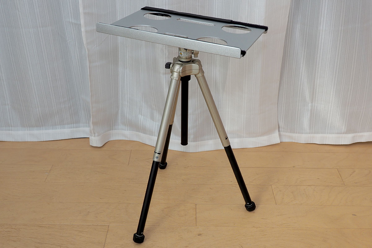 三脚にセットした様子。ある程度頑丈な三脚＋雲台になら、かなり強固に固定できます。斜めにすれば譜面台のような使い方も可能。