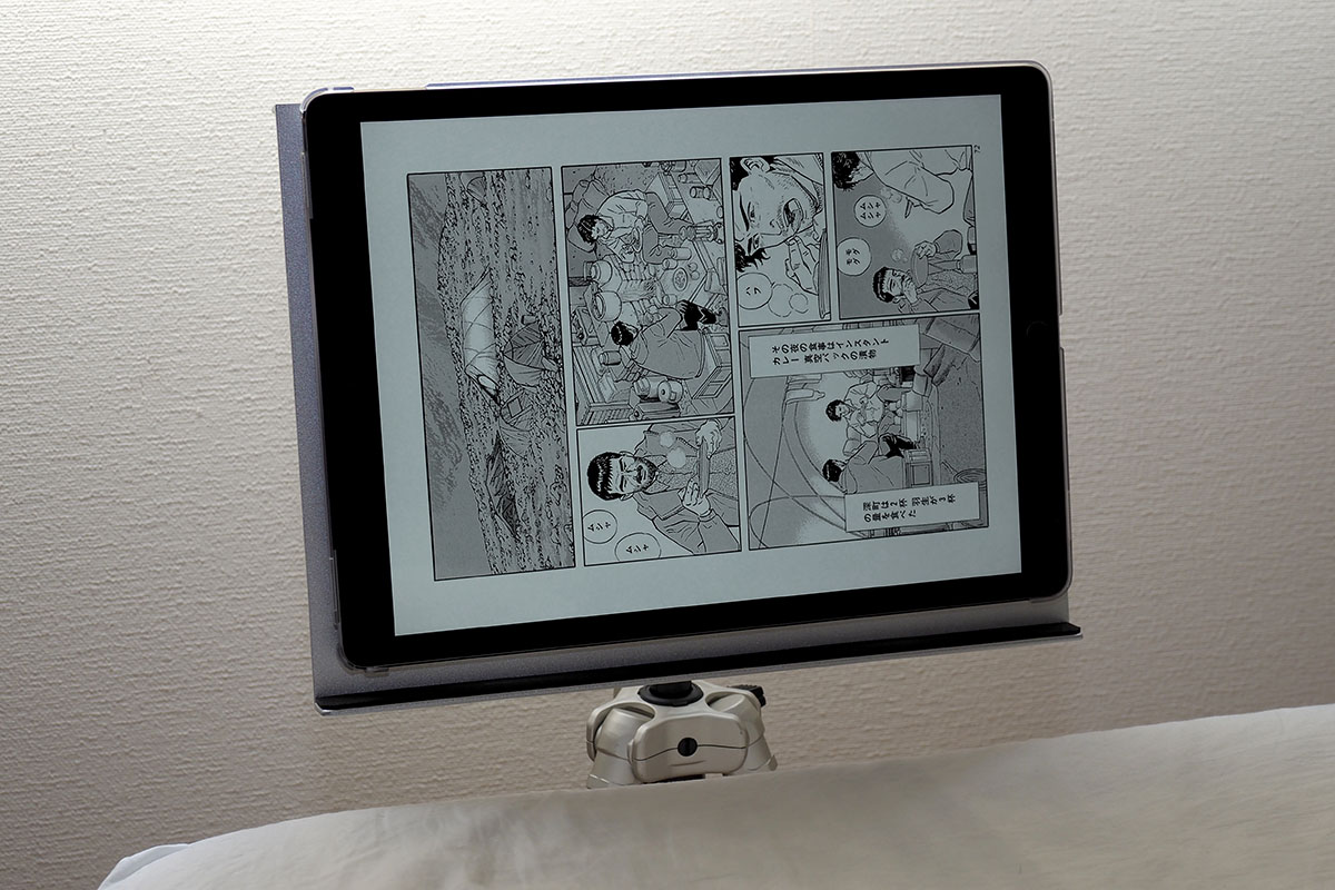 置くだけでは不安という場合、タブレットをケースに入れ、ケースと「カメラ三脚用ノートPCデスク CLHCMAL2」に面ファスナーテープ（貼り付け用粘着テープ付き）を貼り、簡易的に固定する方法もあります。ただこの方法だと、ケースの材質やテープを貼る大きさなどにより、面ファスナーテープが剥がれてしまうこともありますので注意が必要です。耐震用の粘着パッドを貼る方法も良さそうです。