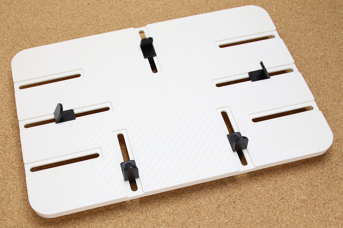 iPad Pro 9.7インチくらいのタブレットまででOKという場合、サンコーの「カメラ三脚用タブレットデスク CLHCMAN3」（<a href="http://www.thanko.jp/shopdetail/000000002339/" class="n" target="_blank">公式ページ</a>）という製品も便利です。こちらはタブレット端末を固定する金具が付いていて、裏面には三脚ネジ穴付き。テーブルとしても使えますが、タブレットを三脚へ安定的に装着する台座としても実用的です。