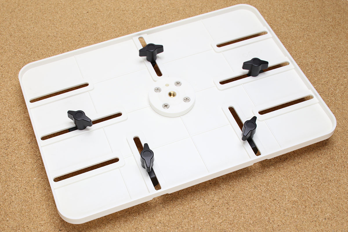 iPad Pro 9.7インチくらいのタブレットまででOKという場合、サンコーの「カメラ三脚用タブレットデスク CLHCMAN3」（<a href="http://www.thanko.jp/shopdetail/000000002339/" class="n" target="_blank">公式ページ</a>）という製品も便利です。こちらはタブレット端末を固定する金具が付いていて、裏面には三脚ネジ穴付き。テーブルとしても使えますが、タブレットを三脚へ安定的に装着する台座としても実用的です。