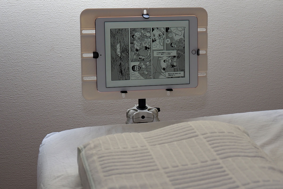 iPad Pro 9.7インチくらいのタブレットまででOKという場合、サンコーの「カメラ三脚用タブレットデスク CLHCMAN3」（<a href="http://www.thanko.jp/shopdetail/000000002339/" class="n" target="_blank">公式ページ</a>）という製品も便利です。こちらはタブレット端末を固定する金具が付いていて、裏面には三脚ネジ穴付き。テーブルとしても使えますが、タブレットを三脚へ安定的に装着する台座としても実用的です。