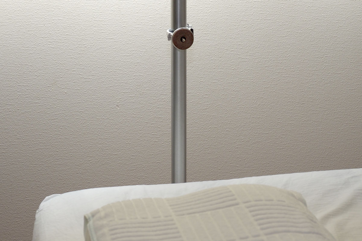 ベッドサイドにポールを立てました。そこに雲台を装着。場所を取らずスッキリな感じ♪