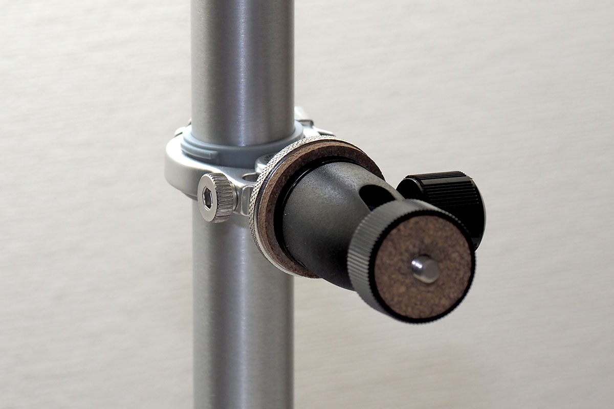 ミノウラのカメラマウントの上に、さらに小型雲台をセットしました。そこに前出のテーブルをセット。小型雲台を装着したのは、テーブルの角度を変えられるようにするためです（ミノウラのカメラマウントは角度固定）。