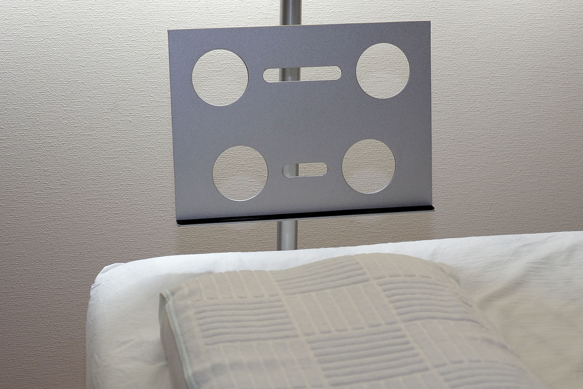 ミノウラのカメラマウントの上に、さらに小型雲台をセットしました。そこに前出のテーブルをセット。小型雲台を装着したのは、テーブルの角度を変えられるようにするためです（ミノウラのカメラマウントは角度固定）。