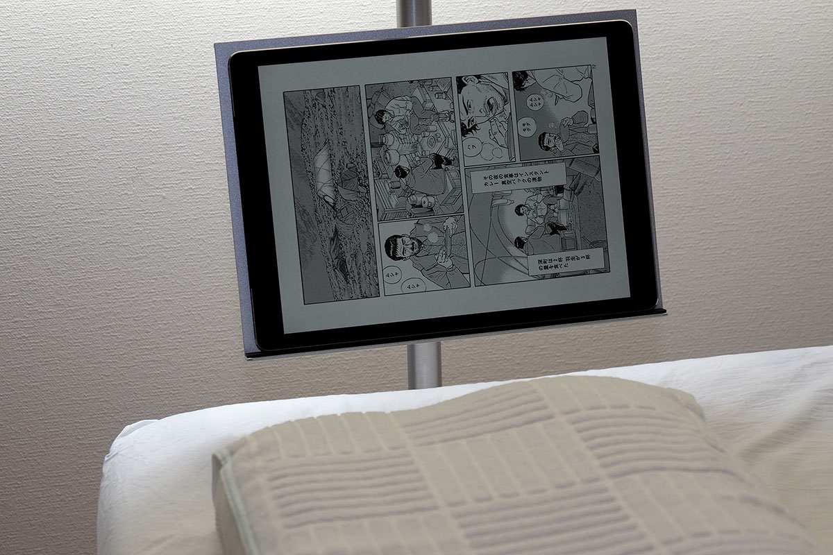 ベッドサイドにシンプルなタブレットスタンドを設置できました。足元もスッキリ。