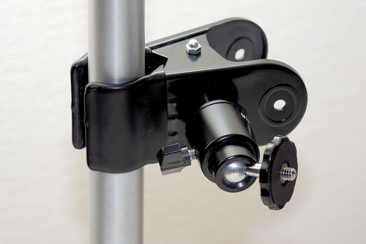 よくあるクランプ式の雲台を使った例。枝やポールなどにカメラをセットするための機材ですが、ポールへのタブレットスタンド固定にもまずまず実用的です。