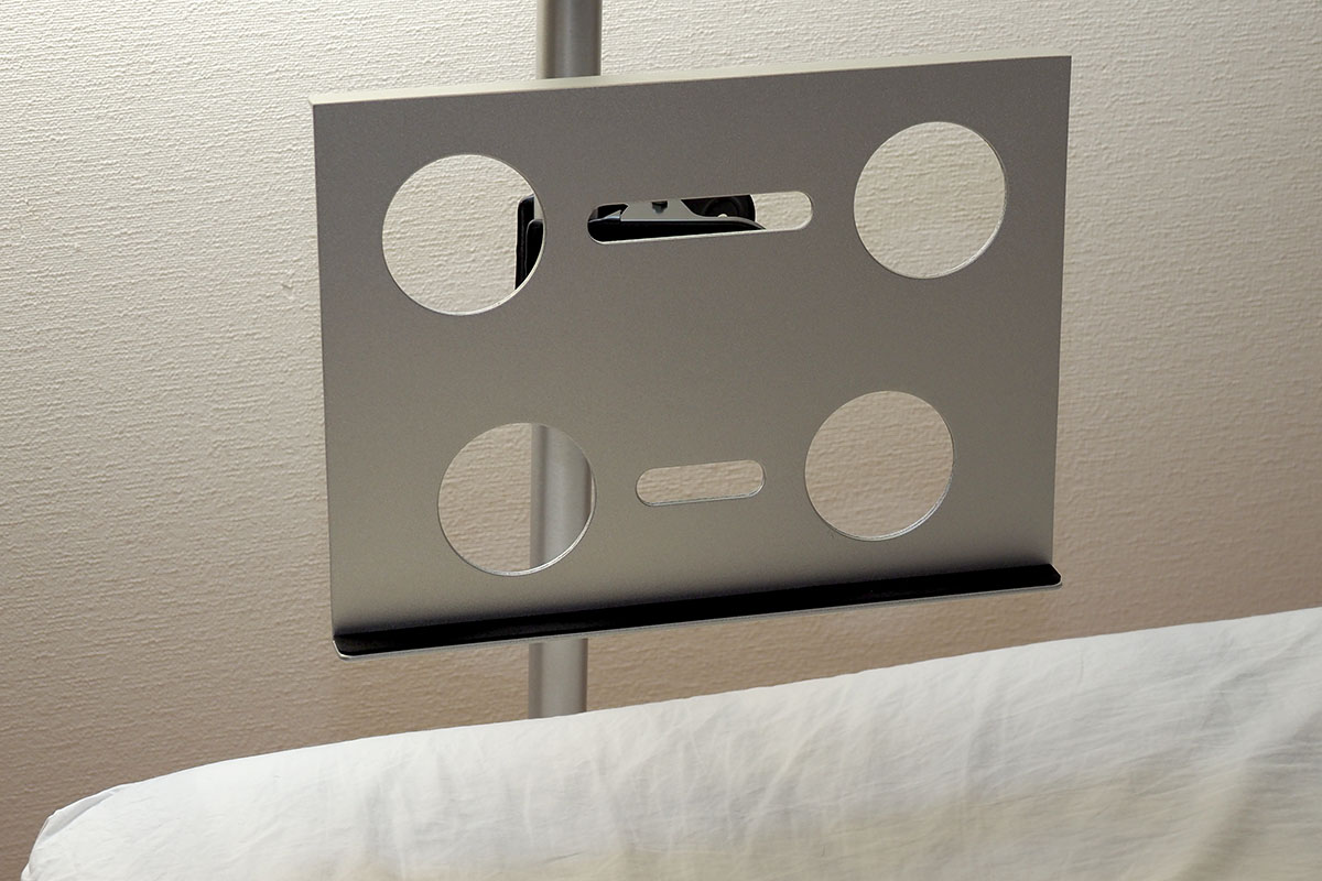 よくあるクランプ式の雲台を使った例。枝やポールなどにカメラをセットするための機材ですが、ポールへのタブレットスタンド固定にもまずまず実用的です。