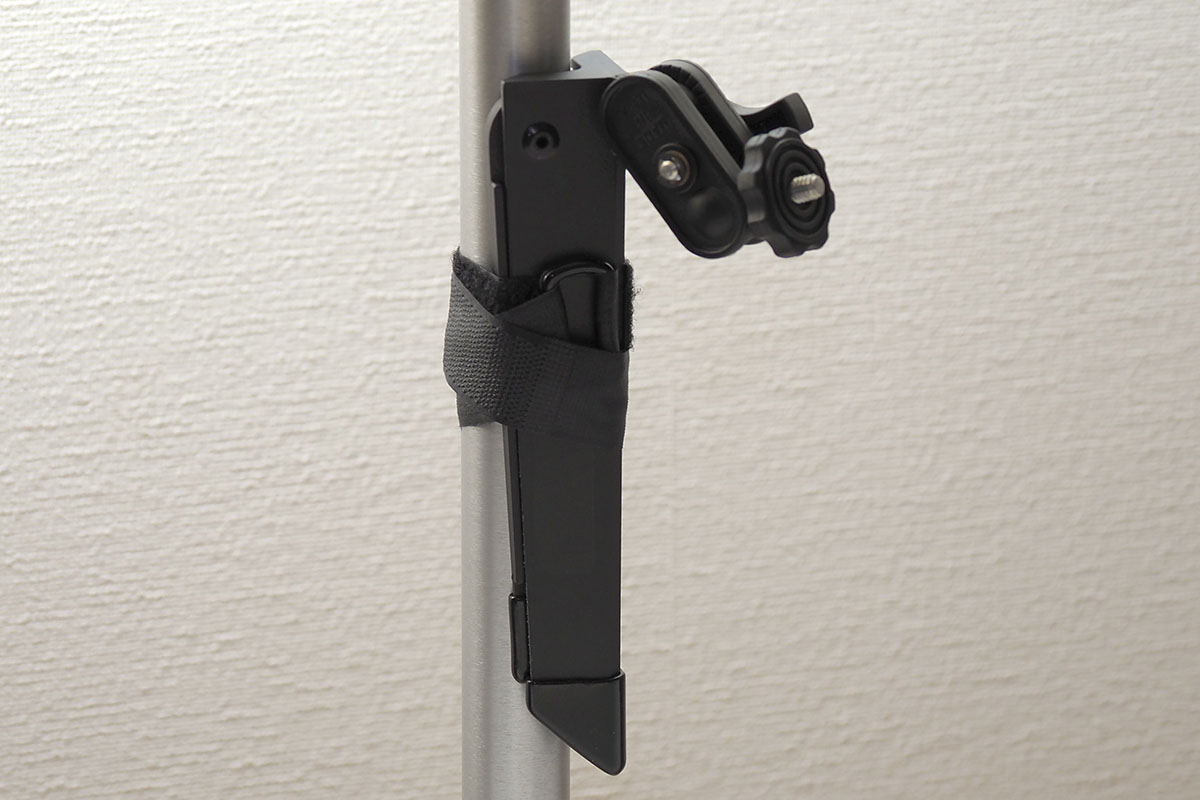 ミニ三脚にもなり、面ファスナーベルトで枝やポールなどにカメラをセットできる道具。このタイプの道具でもタブレットスタンド固定ができました。