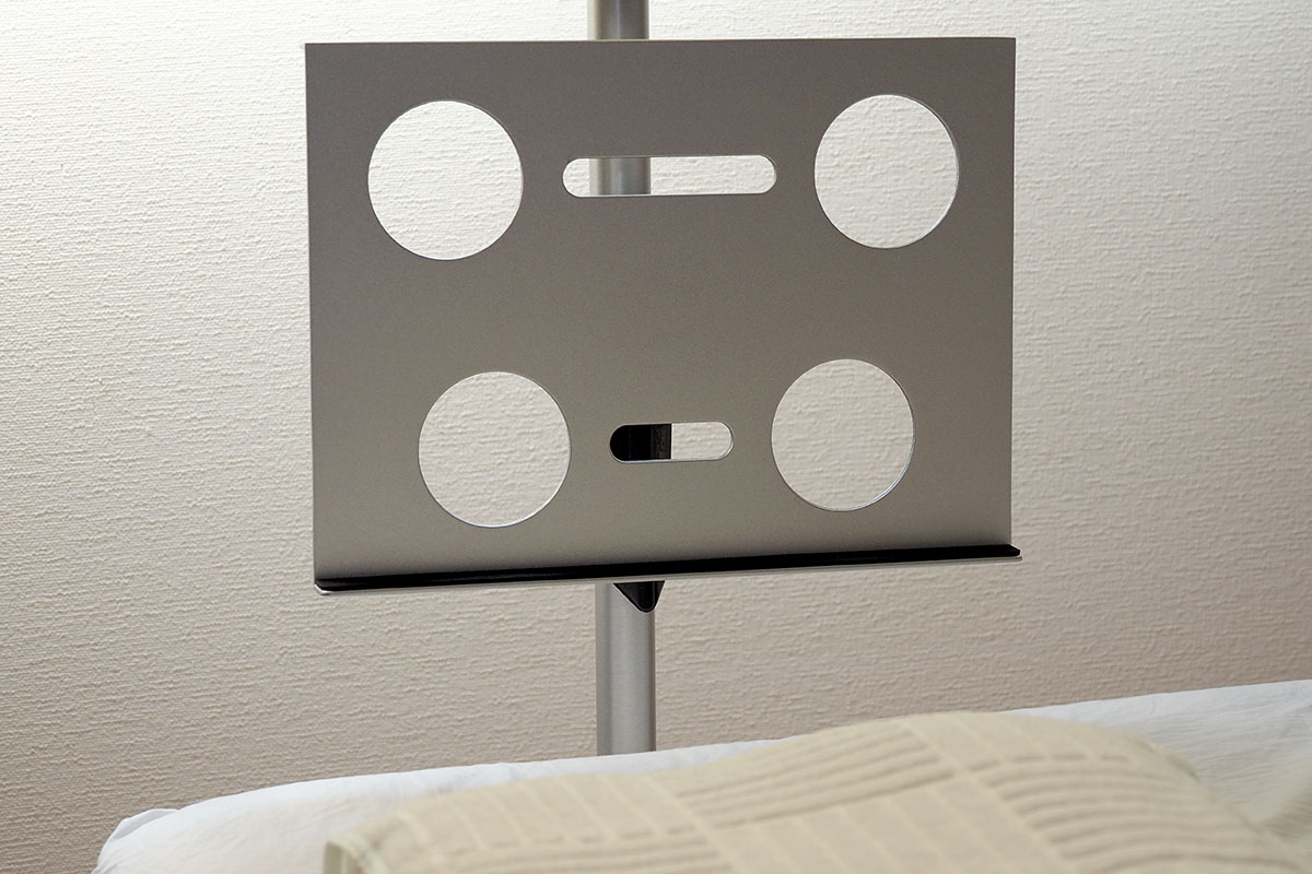 ミニ三脚にもなり、面ファスナーベルトで枝やポールなどにカメラをセットできる道具。このタイプの道具でもタブレットスタンド固定ができました。