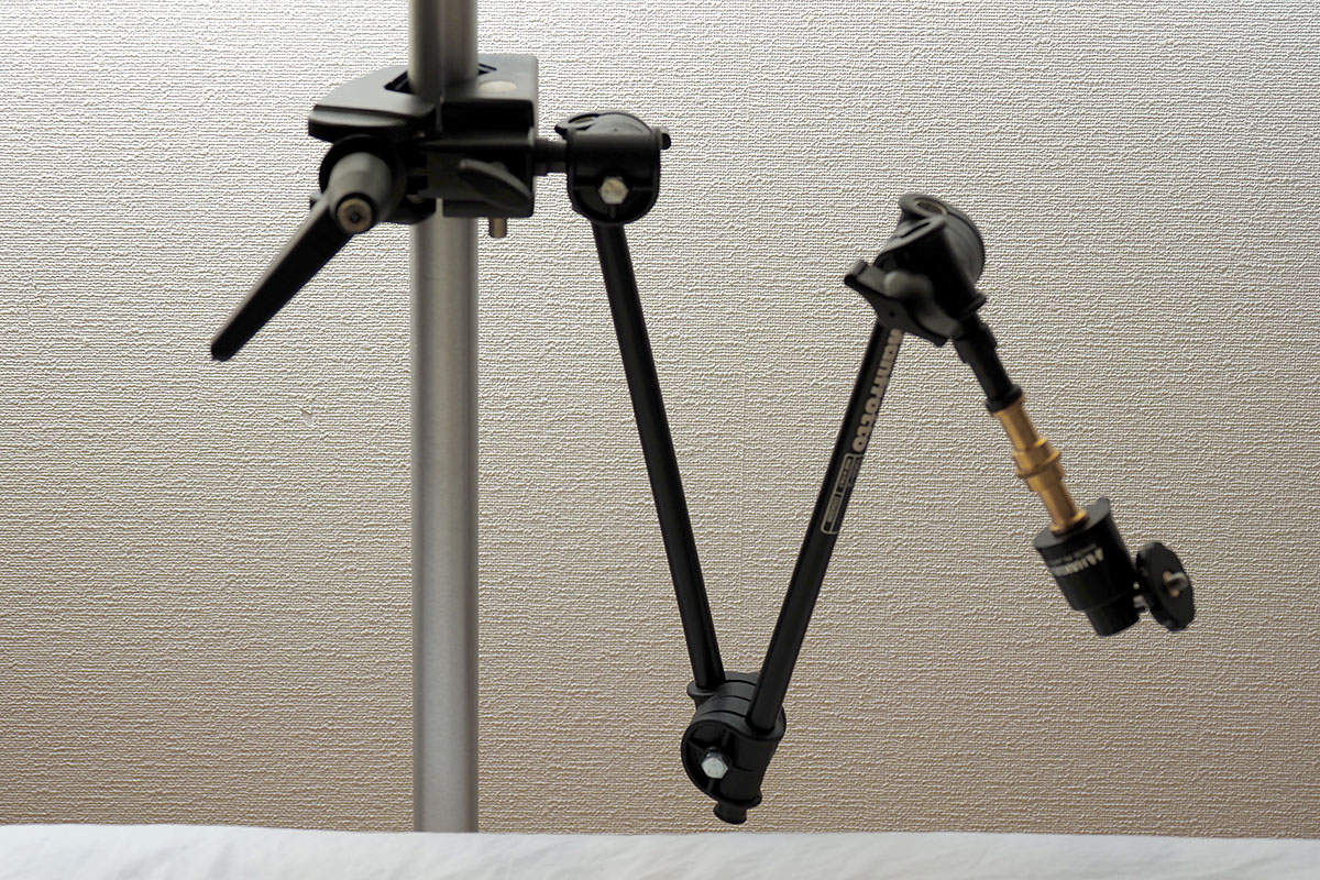 これはわりと本格的なマンフロット製スタジオ撮影機材。ガッシリとタブレットスタンドを固定することができました。……でも、ヤリスギかもしれませんね。