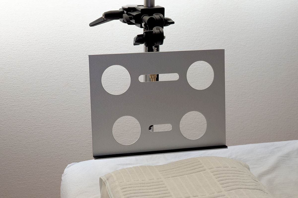 これはわりと本格的なマンフロット製スタジオ撮影機材。ガッシリとタブレットスタンドを固定することができました。……でも、ヤリスギかもしれませんね。