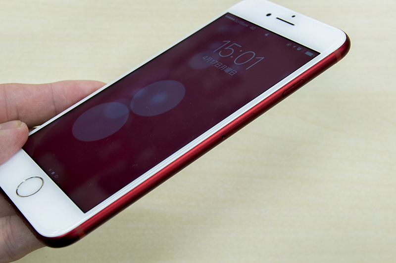 赤いiPhone 7の前面パネルはホワイト。好みの問題だが、レッドメタルと色合わせがやや不自然な気もする。バンパーケースでカバーしようと思っている