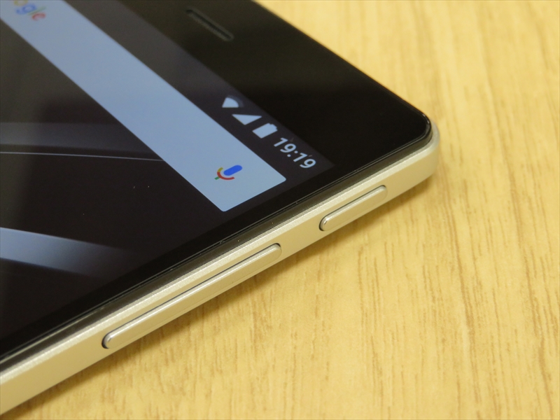 右上に配置された「VAIO Phone A」（VPA0511S）の電源キーと音量キー