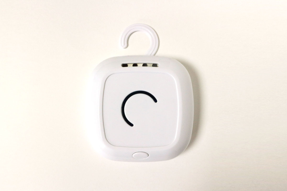 単4電池3個で動作。フックと両面テープがついているので、どこにでも設置できる