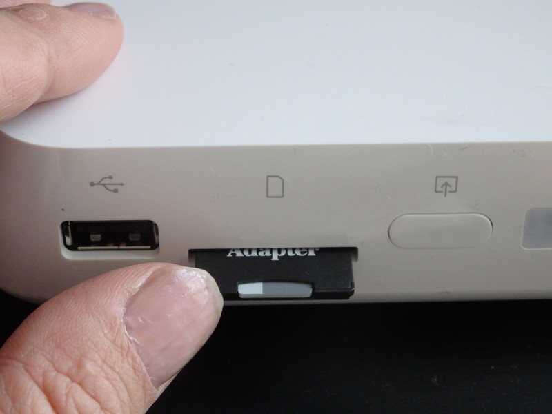 デジカメ写真・動画の保存は簡単。撮影に使ったSDメモリを挿入するだけで、あとは全自動だ