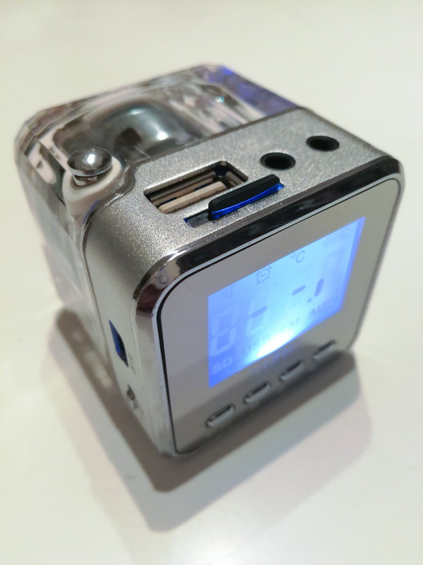 一辺50mm、手のひらで握れるサイズのキューブ型だ