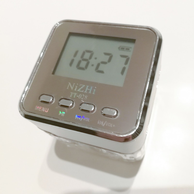 シンプルな液晶表示装置とミニマムな4個のボタンで全ての操作を行える