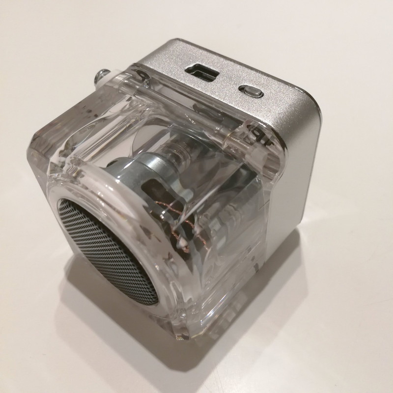 分厚目のアクリルで覆われたスピーカーと内部が透けて見えるデザインがシュールだ