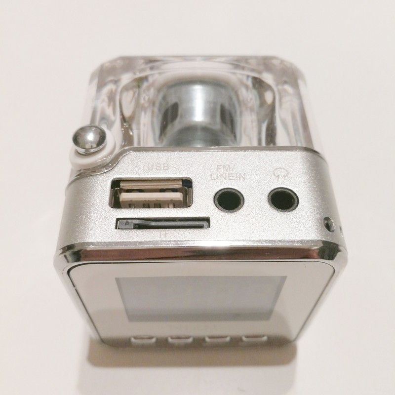 ミュージックプレーヤーとしてのmicroSDスロットとUSB-A端子。その隣にはラインイン端子とステレオヘッドフォン端子が並ぶ