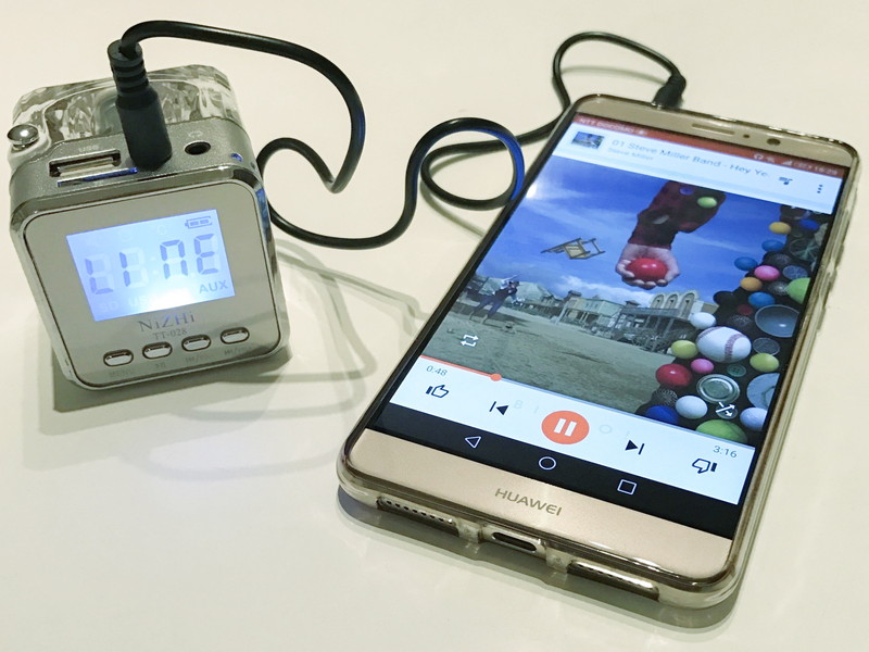 スマホの外部スピーカーとしても使えるミニラジオ「TT028」