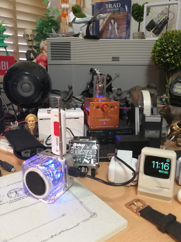 こんなに小さいTT028。充電中や音楽を再生中は、青赤緑などの内部のLEDライトが周期を変化させながら綺麗に光る