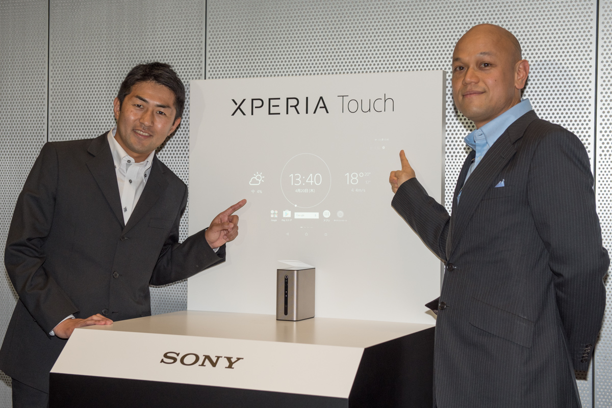 ソニーモバイルコミュニケーションズジャパン コンパニオンプロダクト営業部 マーケティングマネージャーの黒川直通氏（左）と伊藤氏（右）