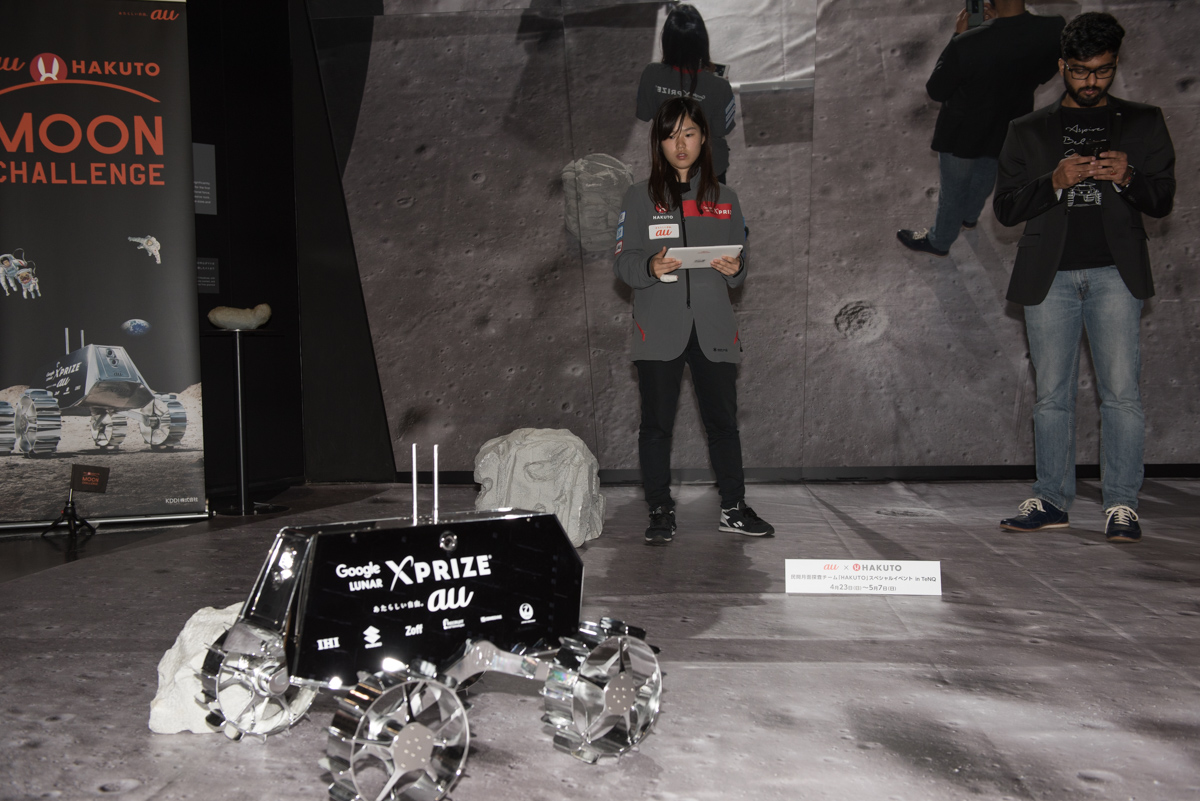 ローバーの走行デモでは、タブレットやスマートフォンで操縦していた