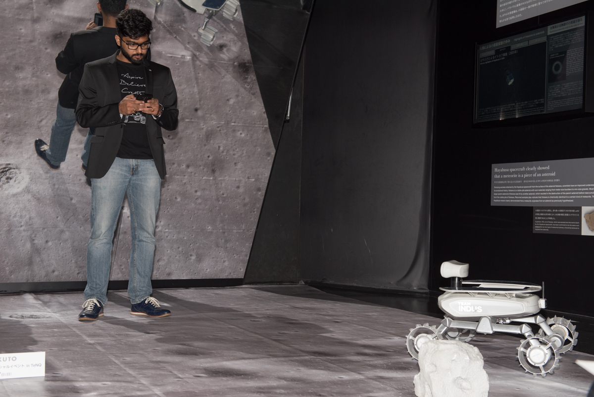 ローバーの走行デモでは、タブレットやスマートフォンで操縦していた