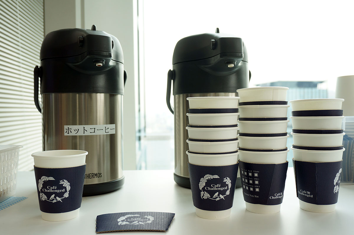 報道陣にふるまわれたコーヒーは、障害を持つKDDI社内のスタッフが提供するもの