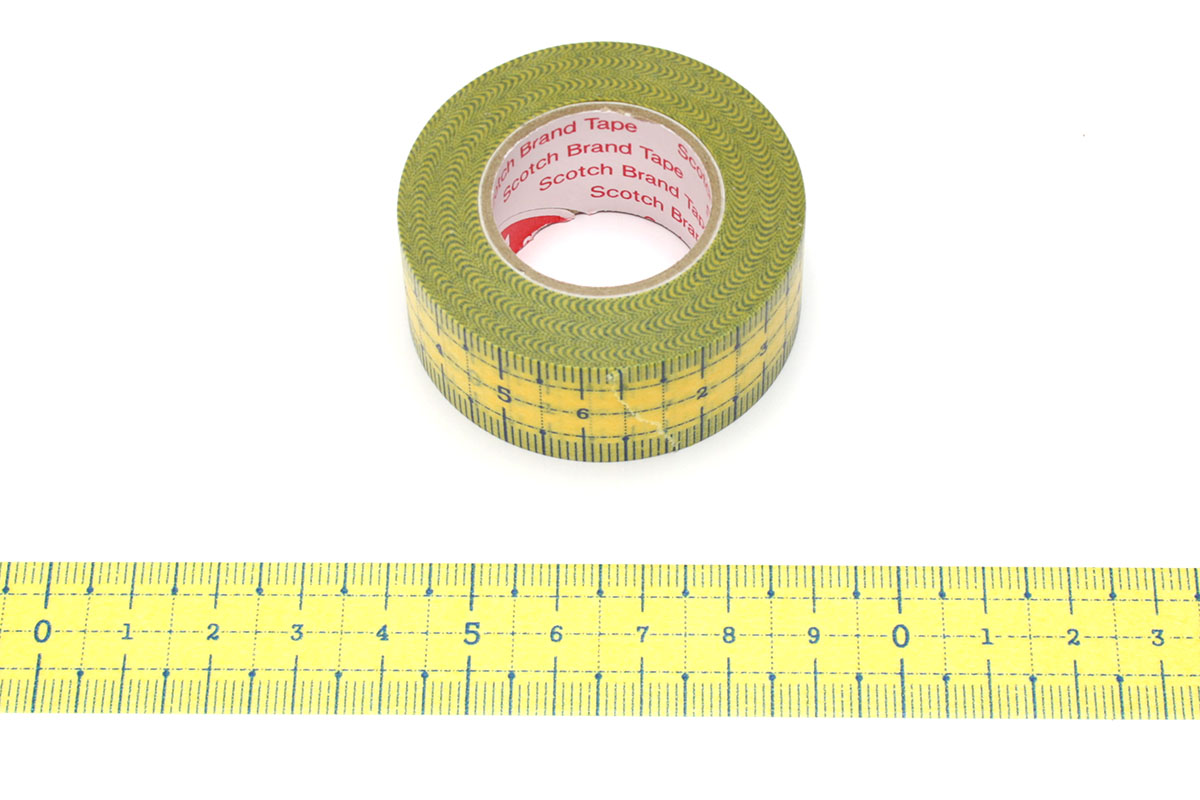 エーモンの「目盛り付きマスキングテープ」（<a href="https://www.amon.co.jp/products2/detail.php?product_code=1693" class="n" target="_blank">公式ページ</a>）。幅20mm×長さ約15mで、実勢価格は300円前後。これもなかなかの視認性です。
