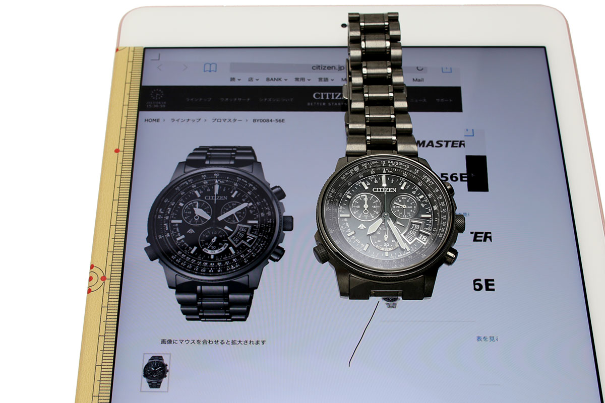 メーカーの製品情報ページの製品写真を、いったんスクリーンショットとして保存。それを画像編集アプリで読み込み、貼った定規に合わせて拡大縮小し、原寸大表示にしてみました。すでにゲンブツを持っている場合は原寸大表示の意味は希薄ですが、一応ゲンブツも置いてみました。使っているアプリは「Tayasui Sketches」（<a href="https://itunes.apple.com/jp/app/tayasui-sketches/id641900855?mt=8" class="n" target="_blank">App Store</a>）ですが、ほかにも原寸大表示に利用できるアプリは多々あると思います。