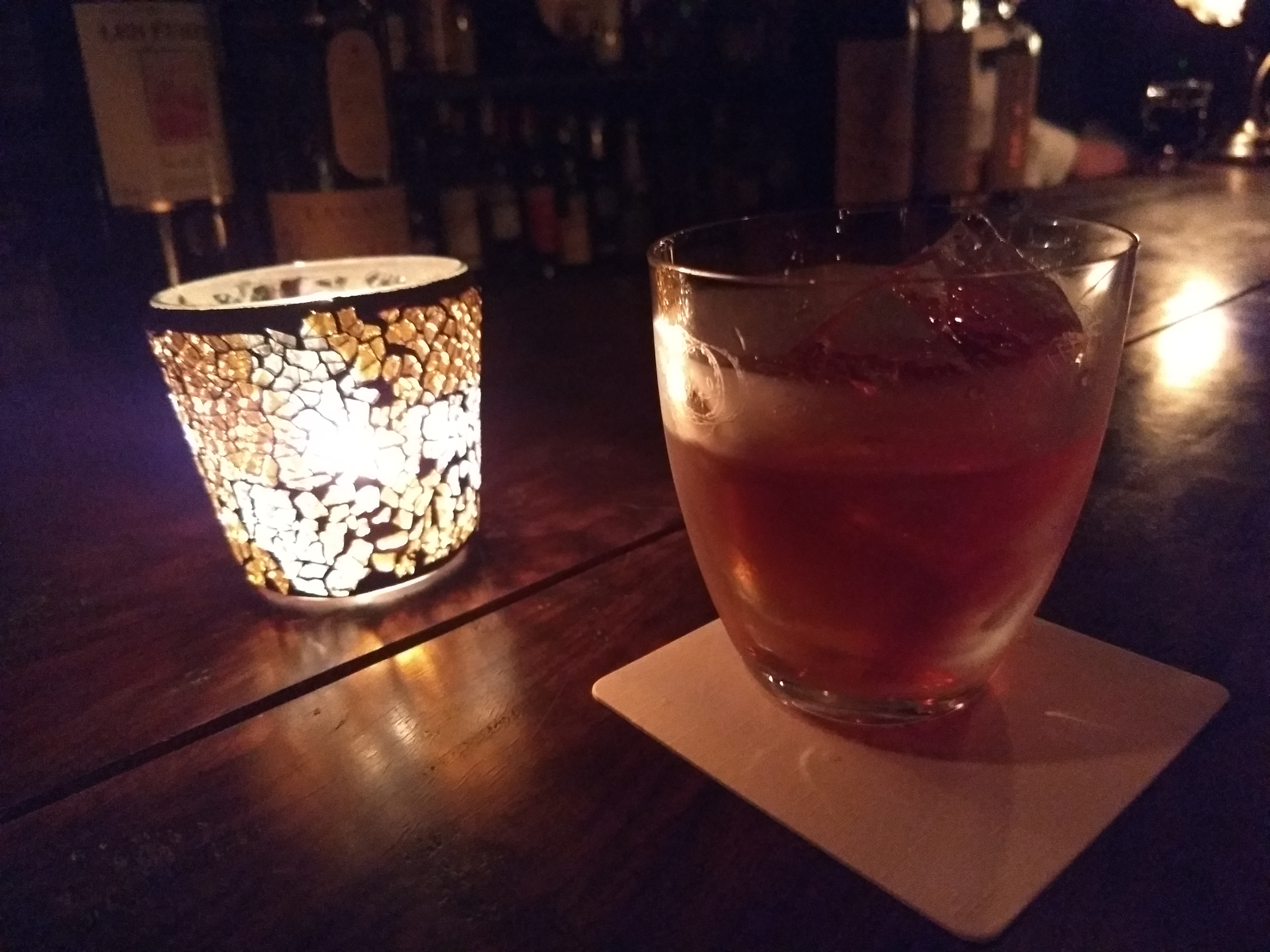 撮影サンプル2、薄暗いバーでカクテルを撮影。隣にキャンドルがあるため、これくらいで撮影できたが、通常の暗さではかなり厳しい。