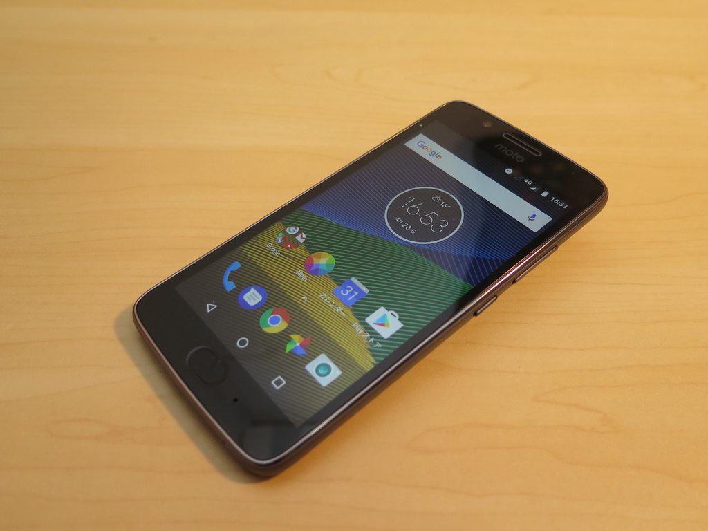 Moto G5のカラーバリエーションはMoto G5 Plusと共通。パッと見の外観もほぼ同じとなっている。