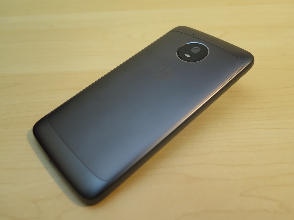 背面はラウンドした曲線で構成された持ちやすい形状。