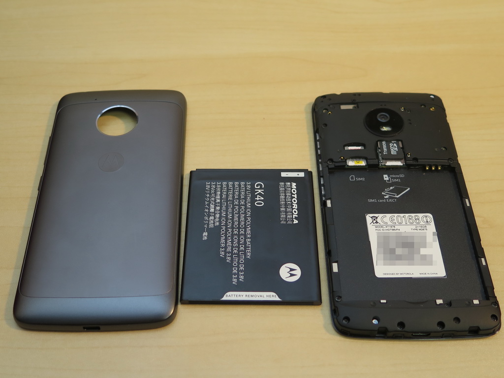 背面カバーを取り外したところ。最近の端末では珍しく、電池パックが着脱可能。