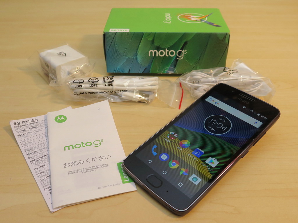 Moto G5のパッケージには充電アダプタやUSBケーブル、イヤホンマイク、取扱説明書などが同梱される。