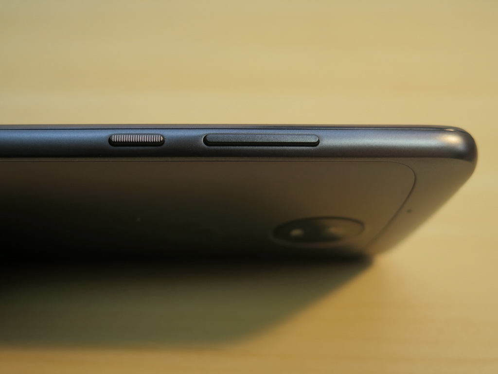 右側面には電源キーと音量キーを備える。電源キーのみ、刻印がされていて、指先で判別が可能。