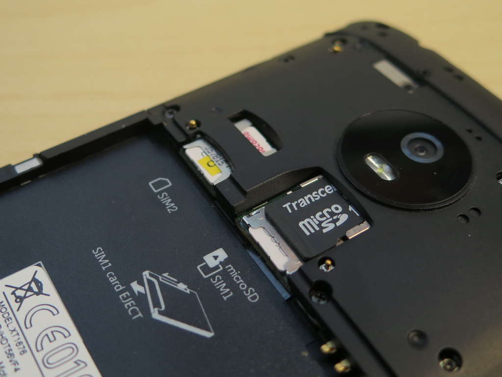 Moto G5のSIMカードスロット。手前側のSIMカード1のスロットのさらにボディ側の部分に微妙な隙間があり、最初はそこにSIMカードを挿すのかと誤解してしまいそう。装着された状態の写真を見ていれば、まず、間違うことはなさそうだが……。