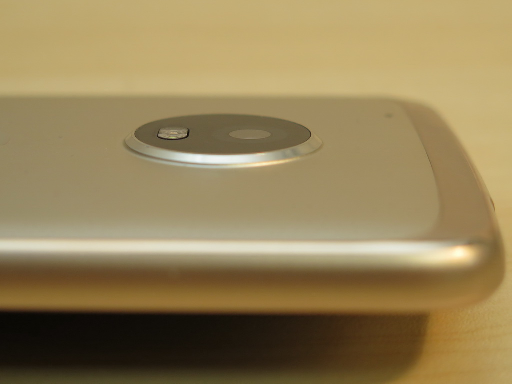 背面カバーから突起したカメラ部分。周囲のリングもわずかに突起している。