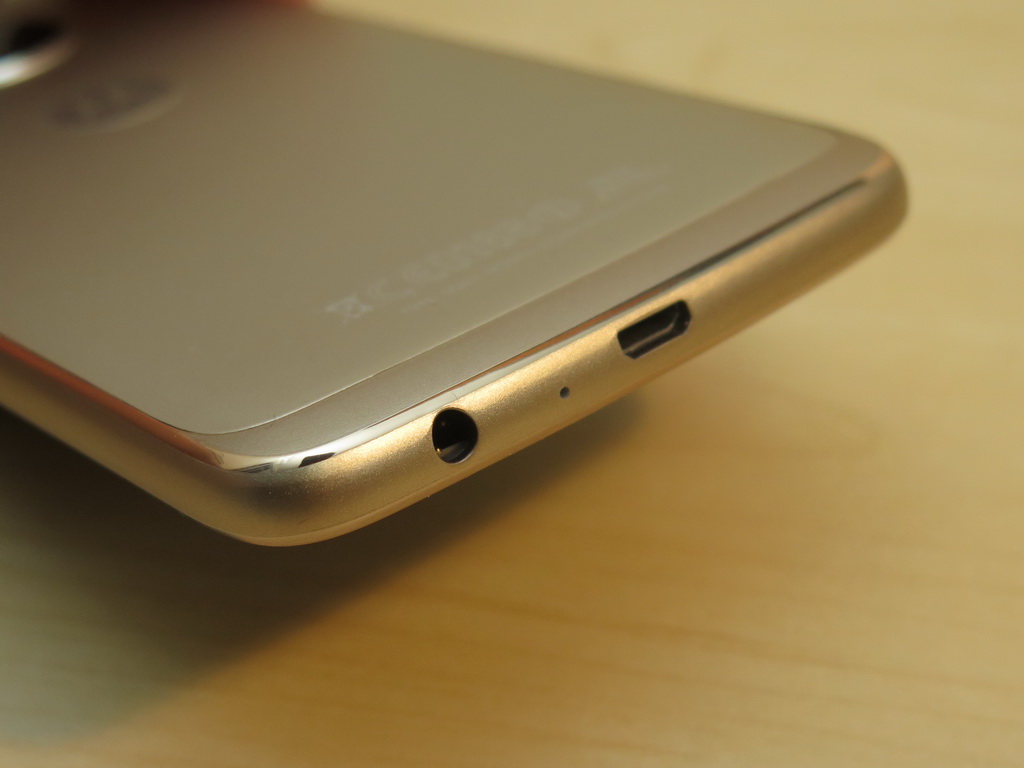 底面側はmicroUSB外部接続端子と3.5mmステレオイヤホンマイク端子を備える。