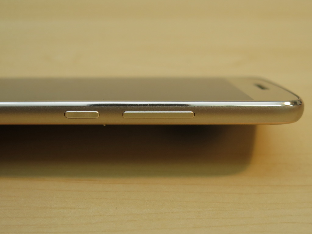 右側面には音量キーと電源キーを装備。