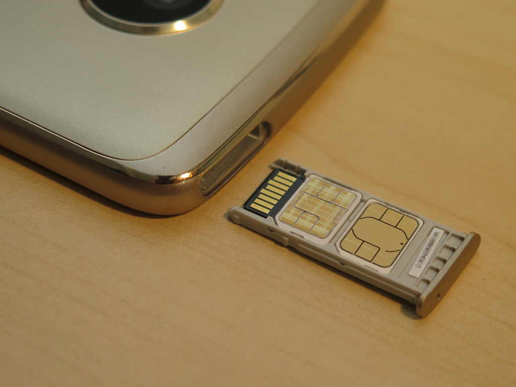 nanoSIMのデュアルSIMに対応。2枚のSIMの隣に見えているのは裏に装着されたmicroSDメモリーカード