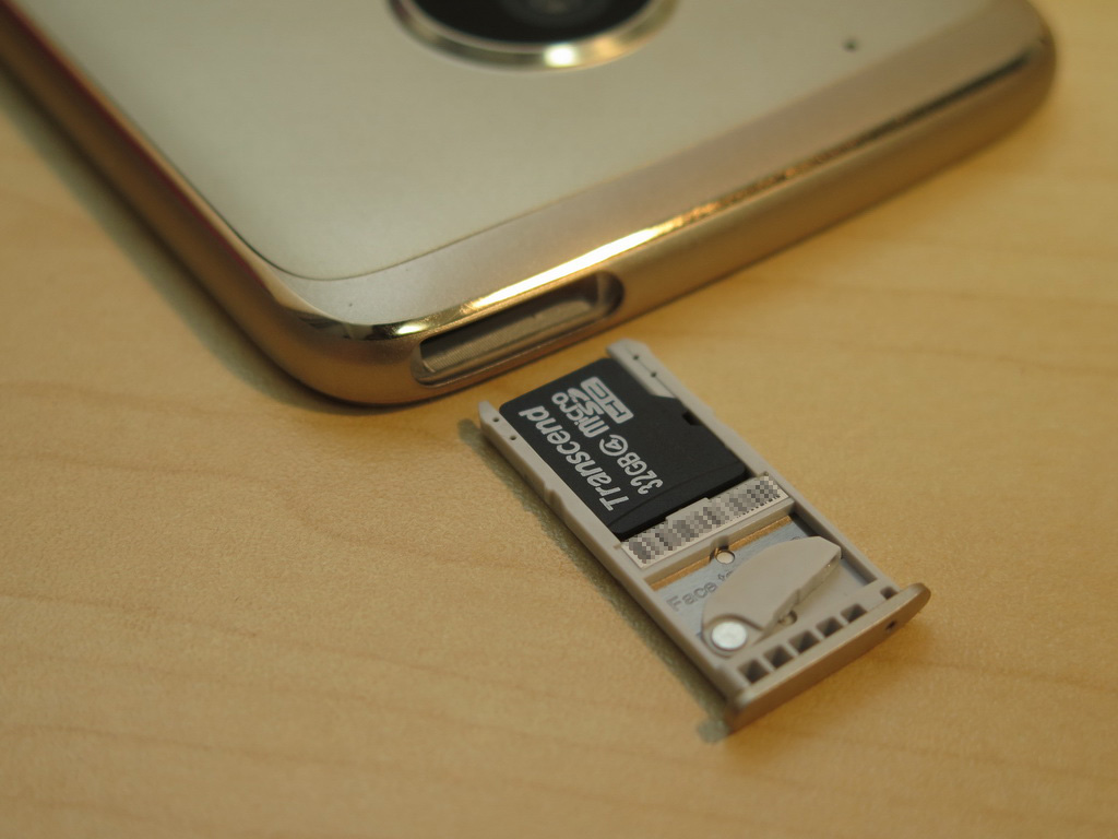 SIMトレイの裏側にmicroSDメモリーカードを装着する。SIMカードはトレイにはめ込むしくみだが、中央部分の穴（バーコード横）にSIMピンを挿すと、着脱しやすい。