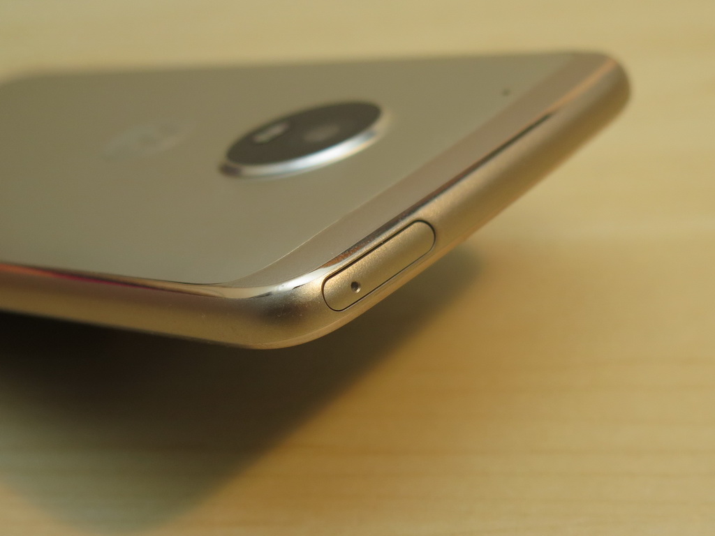 上面にはSIMトレイを装着。付属のピンを穴に挿して取り出す。