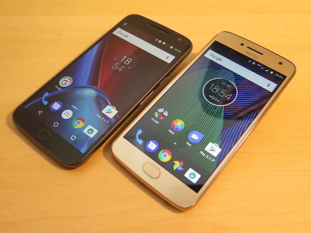 Moto G4 Plus（左）とMoto G5 Plus。従来モデルに比べ、ディスプレイがわずかに小さくなり、ボディもコンパクトになった。