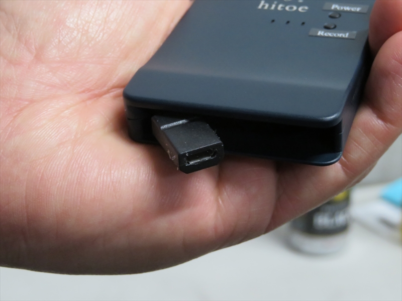 microUSB端子でパソコンと接続できる